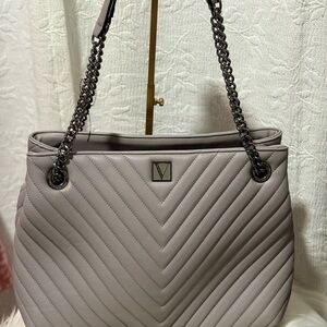 Chic Quilted Shoulder Bag in Gray